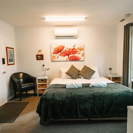 Alpine Riverside Cottages Porepunkah Exterior photo