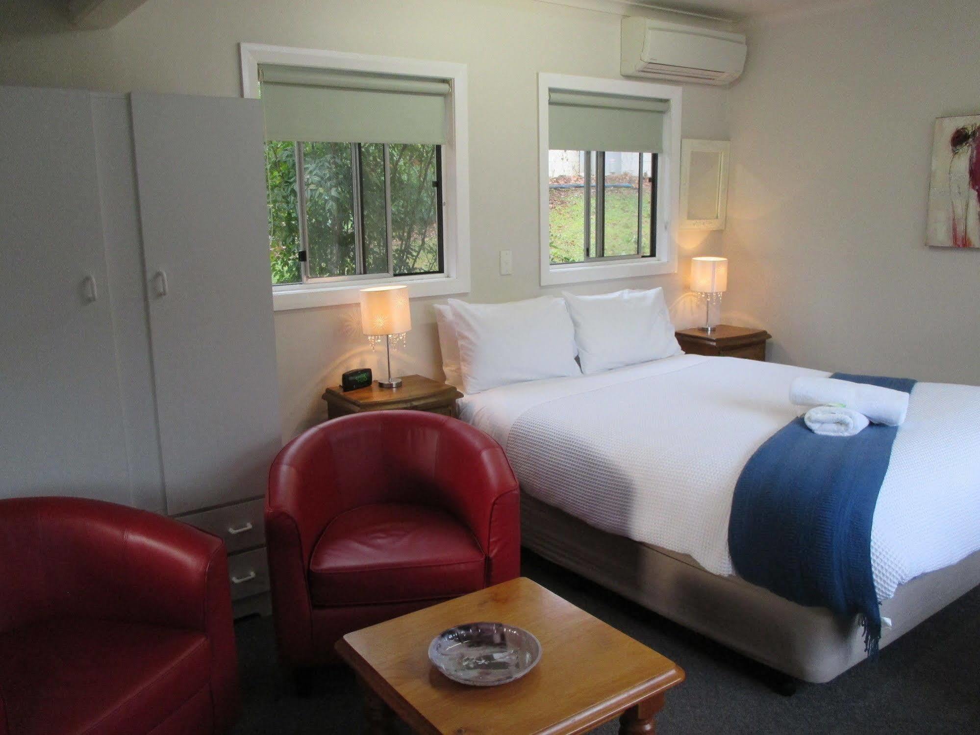 Alpine Riverside Cottages Porepunkah Exterior photo